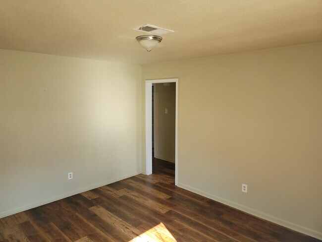 Building Photo - 9 Parkland Cir