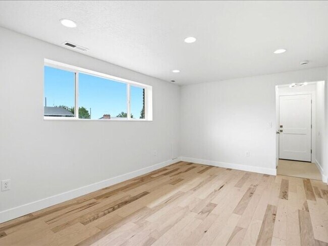 Building Photo - BOUNTIFUL New Remodeled 4 bed 3 bath home