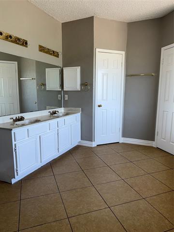 Building Photo - 5201 Tennis Villa Dr