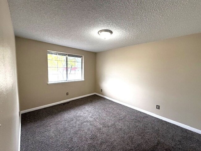 Building Photo - 3 bedroom house in Elko with garage