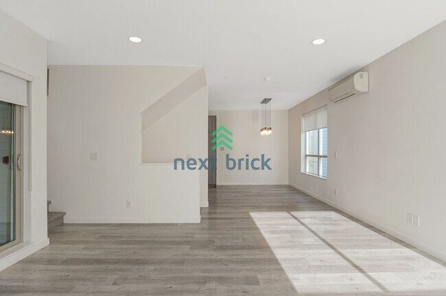 Building Photo - 3 BED & 3 BATH TOWNHOUSE FOR RENT