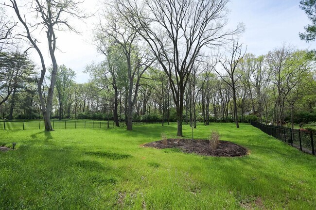 Building Photo - GREEN HILLS CUSTOM BUILT HOME. 5 BED 5 1/2...