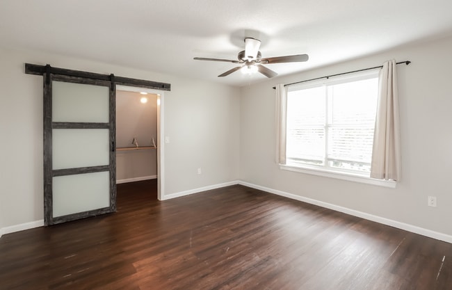 Building Photo - Don't miss out on this beautiful home!