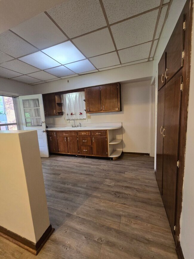 Building Photo - Updated 3br house!