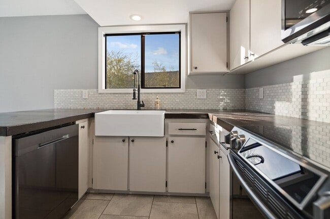 Building Photo - Ranch-Style 3 Bed / 2 Bath Single-Level Home in Hillsboro