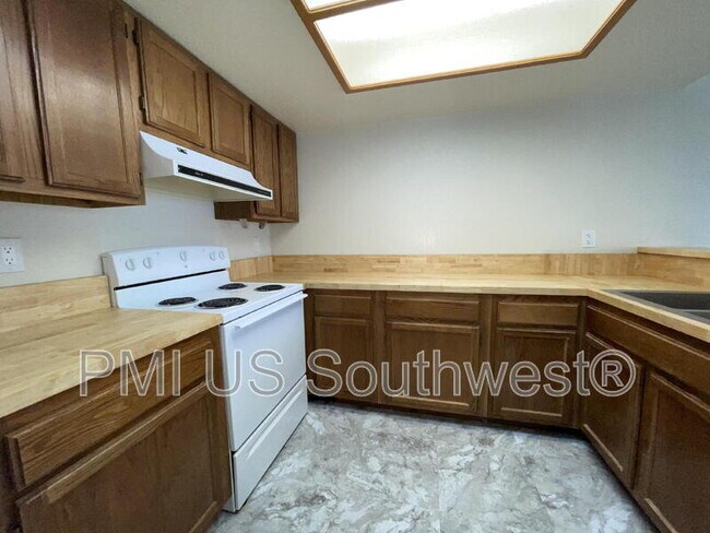 Building Photo - 1800 Club House Dr