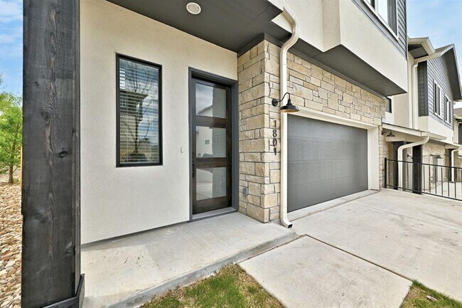 Building Photo - 2050 Lohmans Spur Rd