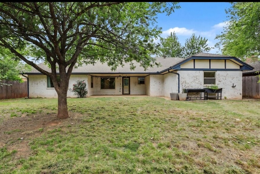Building Photo - 2112 Bentham Pl
