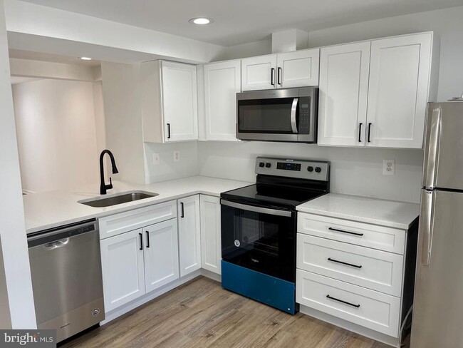 Building Photo - 1518 Woodcrest Dr