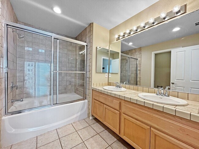 Building Photo - Charming 2BD/2.5BA Townhouse in Bankers Hi...
