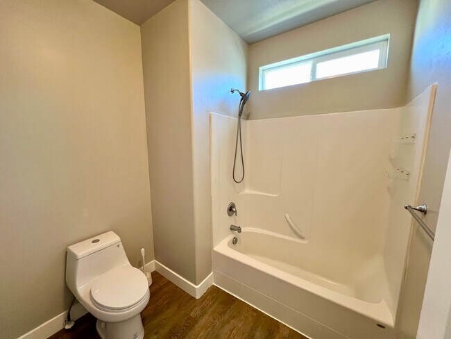 Building Photo - Lovely Top Level Condo For Rent