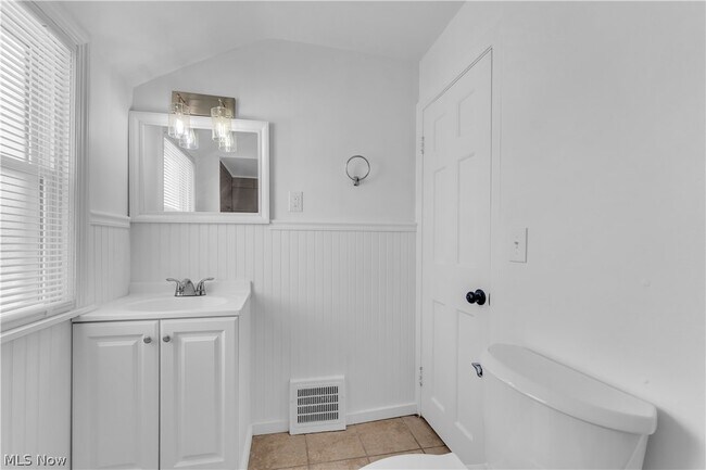 Building Photo - 15803 Delrey Ave