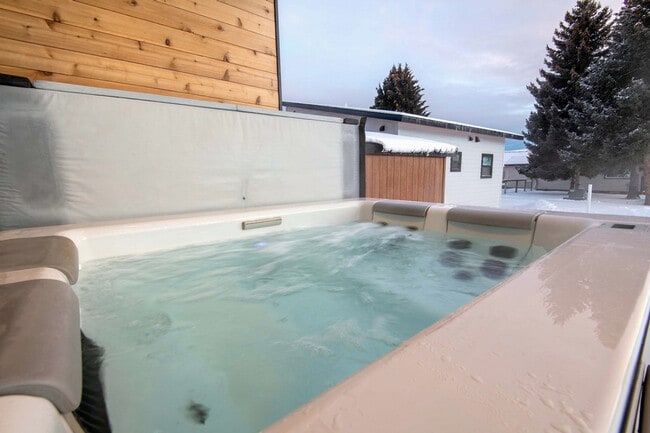 Building Photo - 27 4th St E