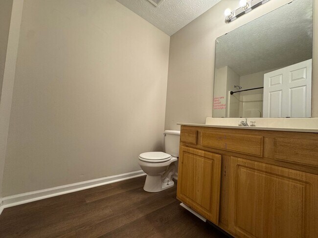 Building Photo - Spacious 3 bedroom, two bathroom home close to GM, Magna and Industrial Park