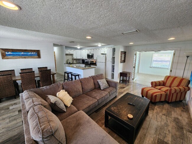 Building Photo - Great beachside 2/2/1 on corner lot
