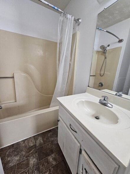 Building Photo - 1528 Richmond Rd