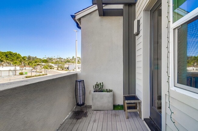 Building Photo - Welcome to your modern La Mesa townhome with solar!