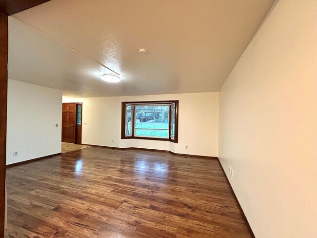 Building Photo - Timeless 5 Bed, 2.5 Bath Home - SW Beaverton