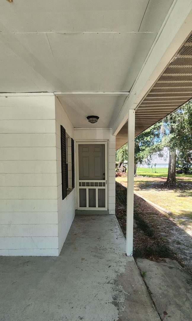 Building Photo - This beautifully updated 2-bedroom, 1 bath...
