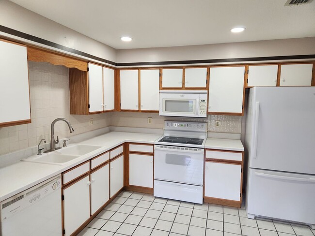 Building Photo - Beautiful Townhome 2 Bedroom 2.5 Bathroom Lease Special!!! 1 month free rent!!!!