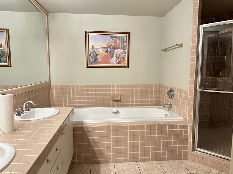 Building Photo - 525 E Seaside Way
