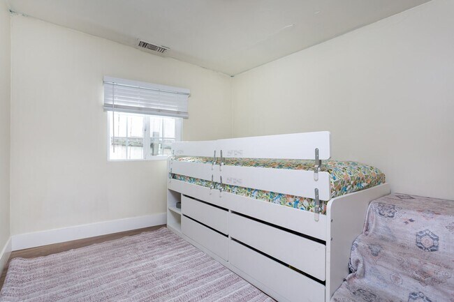 Building Photo - Remodeled Craftsman with Large Yard!