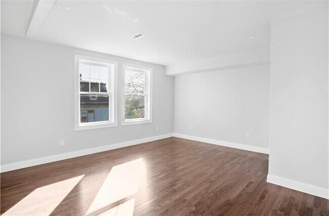 Building Photo - 38 Maple St