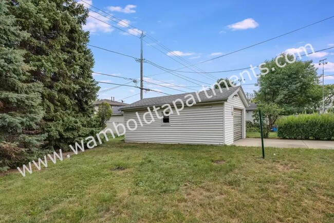 Building Photo - 3 bed house on south side with large eat-i...