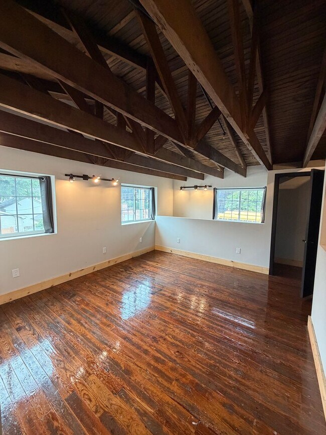 Building Photo - 1 Bed w/ 1.5 bath LOFT apartment with 2 car GARAGE - Hanover, PA