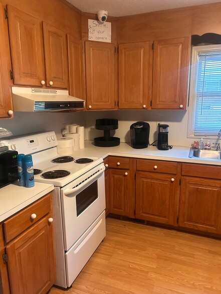 Building Photo - 547 N Oakland Ave