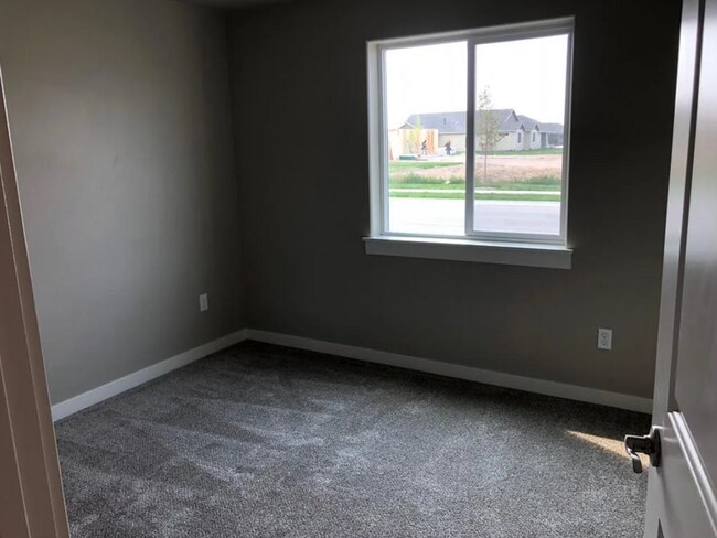 Building Photo - 5683 E Upminster St