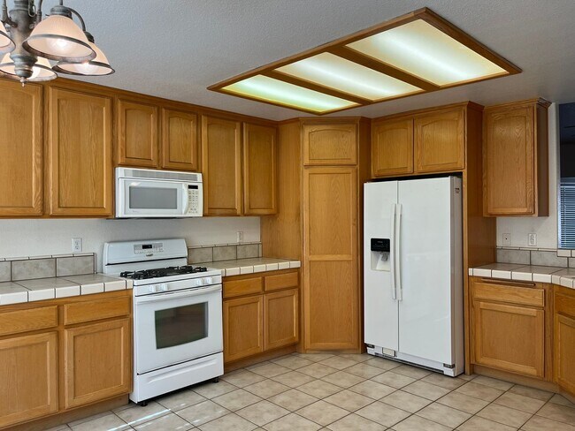Building Photo - 3 bedroom, 2 bathroom in Apple Valley!