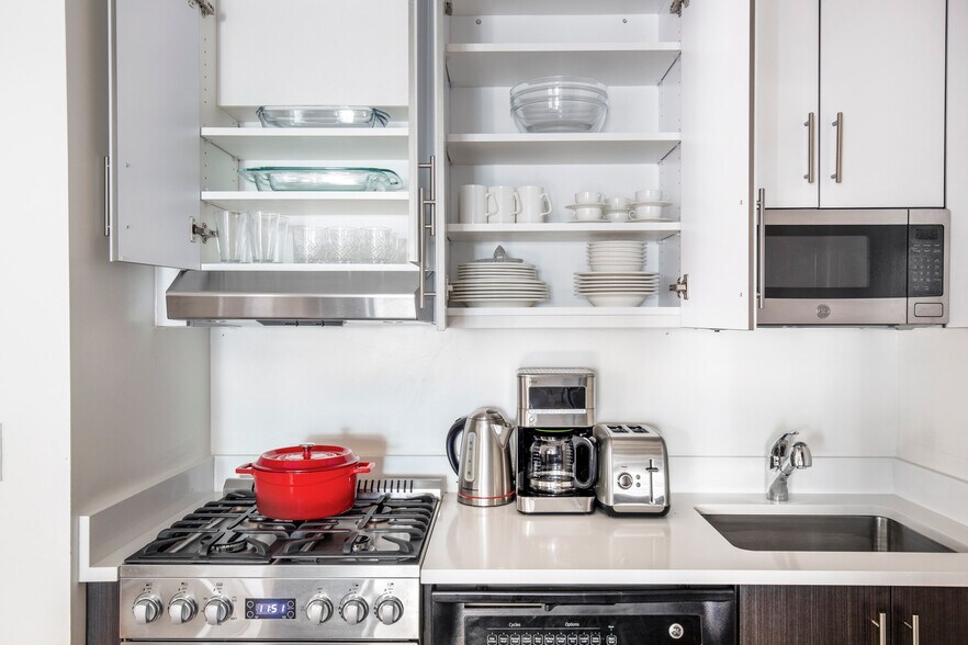 Building Photo - 515 W 47th St