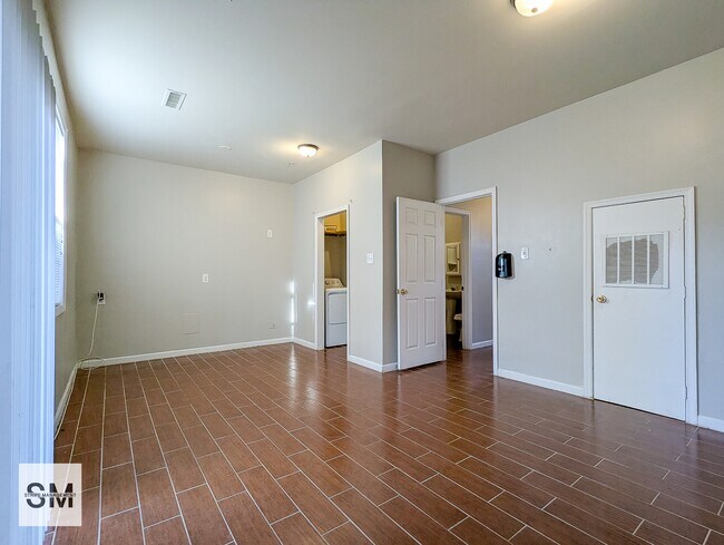 Building Photo - 711 Tola Ct