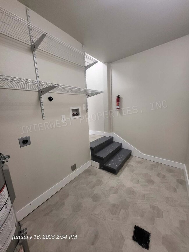 Building Photo - Super Cute 2bd Ranch Style Hillsboro home w/Garage, w/d hookups and yard!