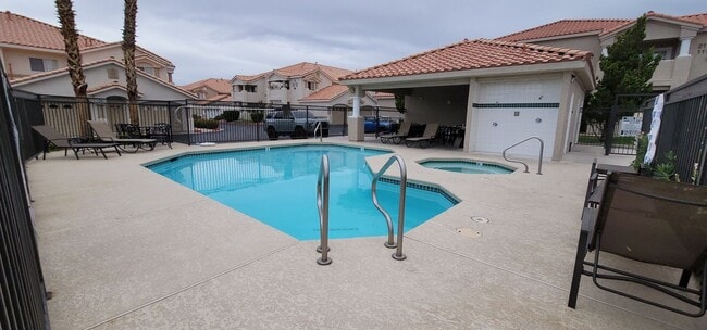 Building Photo - Beautiful Condo in Gated Community with Po...