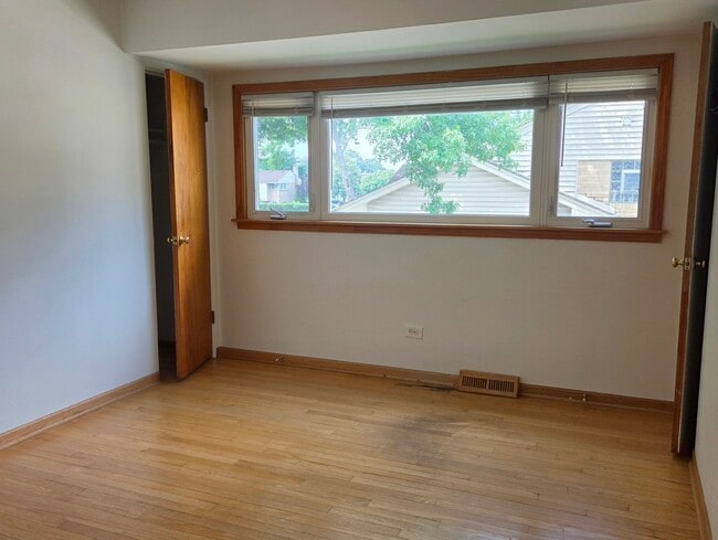 Building Photo - 8418 W Crain St