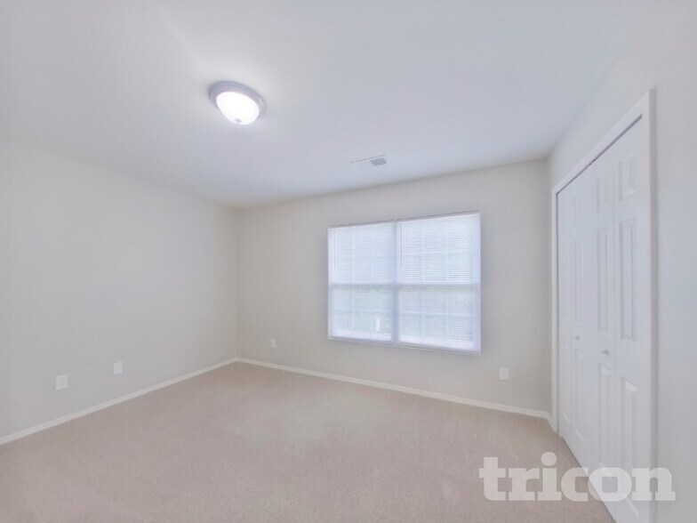 Building Photo - 2226 Buckleigh Dr