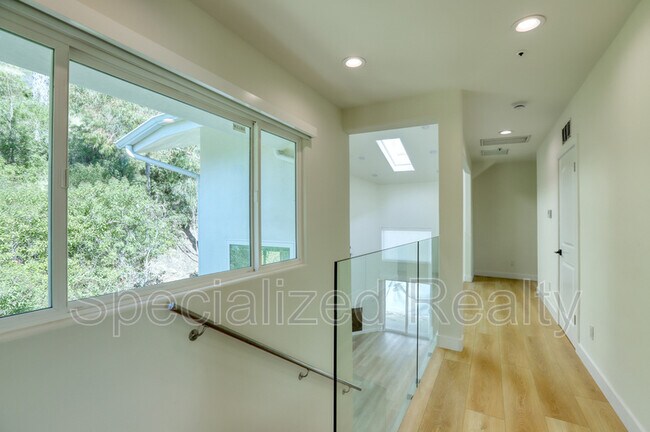 Building Photo - 1827 Hill Dr