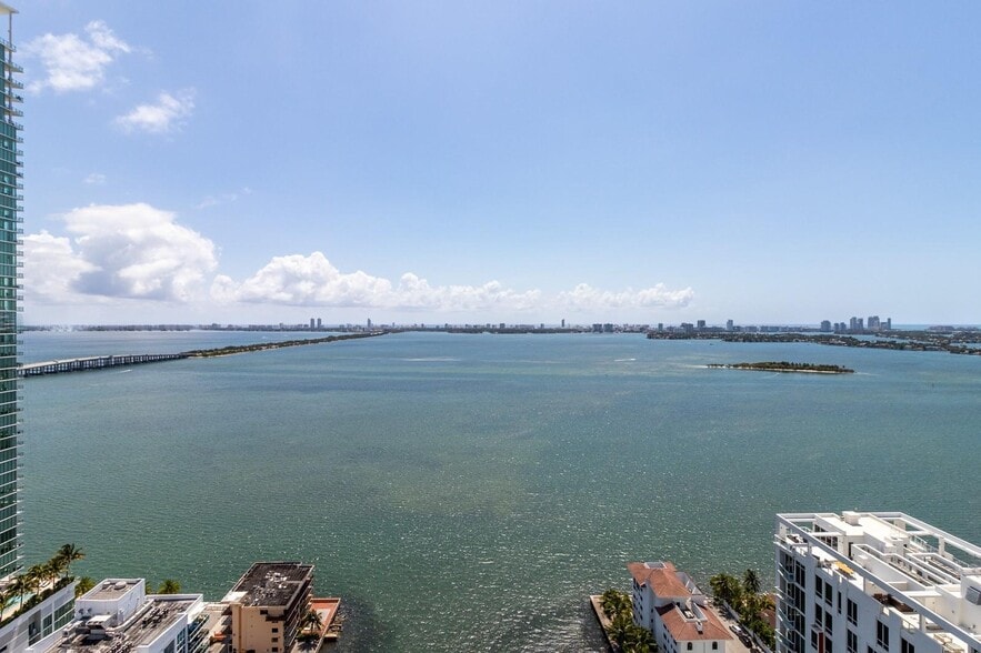 Building Photo - 460 NE 28th St