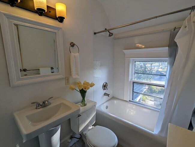 Building Photo - 2801 Harriet Ave