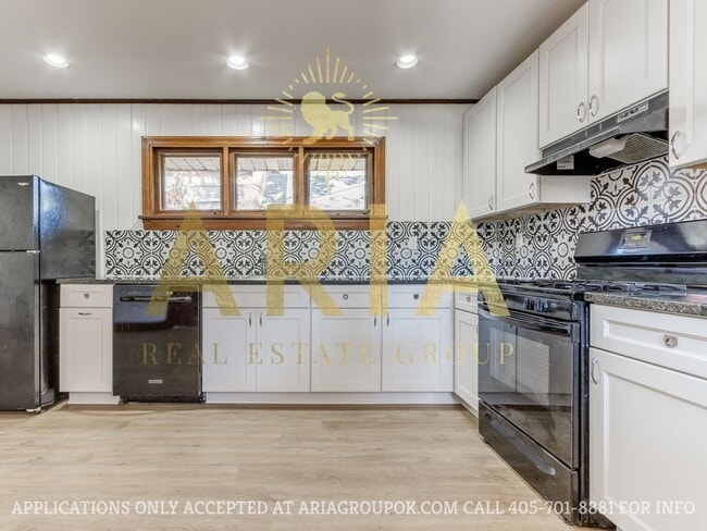 Building Photo - *COMING SOON!* UPDATED 3 BED/2 BATH DUPLEX...