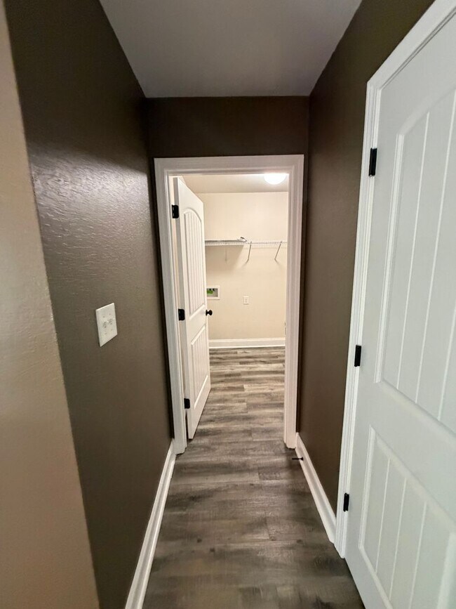 Building Photo - Large 4 Bedroom 2 1/2 Bath Pet Friendly Home For Rent!