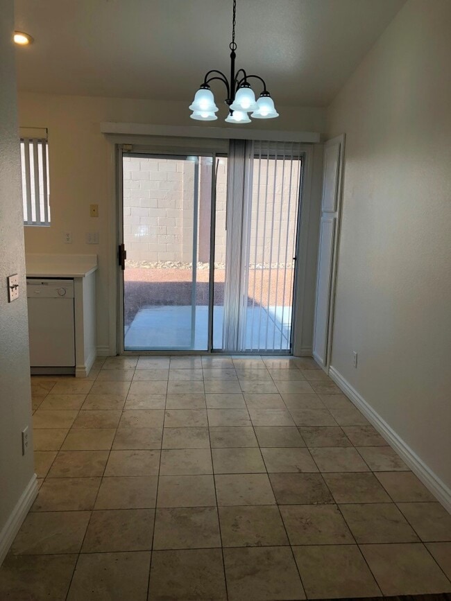 Building Photo - Beautiful Single Story Home