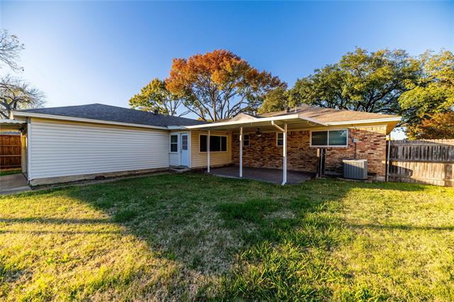 Building Photo - 9936 Lakemere Dr