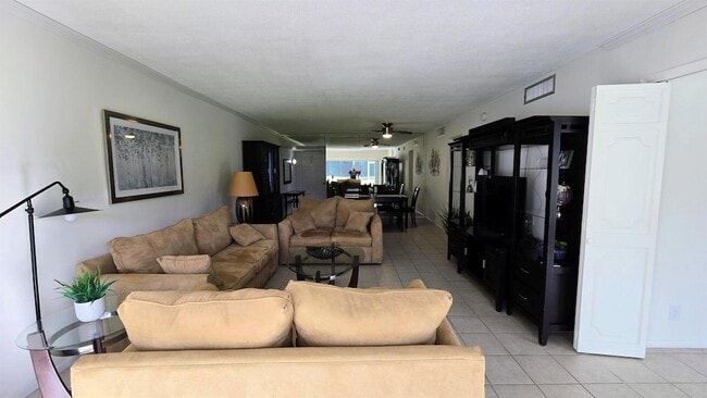 Building Photo - 3150 N Palm Aire Dr