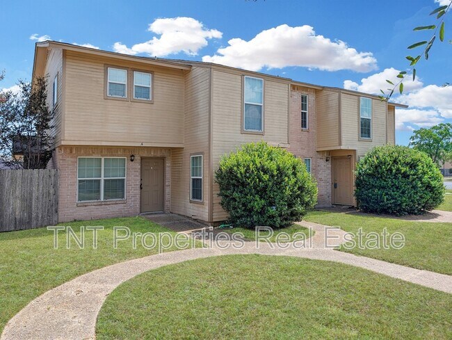 Building Photo - 1811 Woodsman Dr