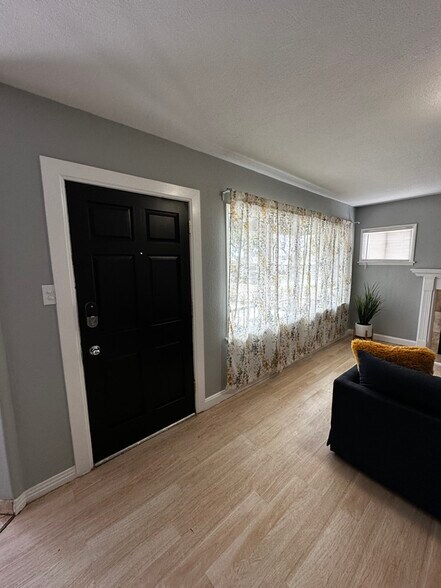 Building Photo - 292 E 42nd St