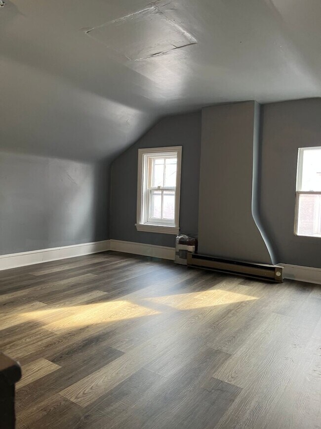 Building Photo - Large 4 Bedroom, 1 Bathroom in Columbia!