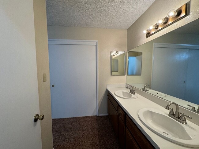 Building Photo - Spacious three bedroom home!